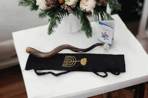 Shofar Corno Kosher Kudu Completamente Lucidato 40""-42"" (100-105cm) + Borsa + Guida + Spray - Foto 1 di 21