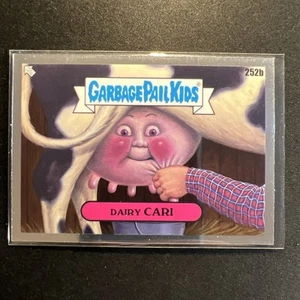 2025 Topps Chrome: Garbage Pail Kids-S7 #252b Dairy CARI 🐄🐷🐄 - Imagen 1 de 2