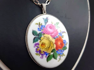 Blumiger Meissen Porzellan Anhänger, in 835er Silberfassung, um 1910 herum - Bild 1 von 5