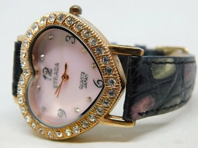 Reloj analógico de cuarzo para dama Strada con estuche en forma de corazón chapado en IP de oro rosa de 18 quilates Foto 1 de 4