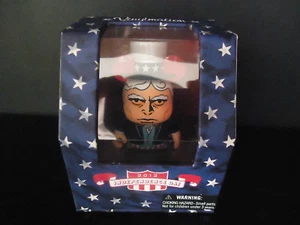 FIGURA DISNEY 3" VINILO 2012 INDEPENDENCE DAY TÍO SAM NUEVA EN CAJA - Imagen 1 de 1