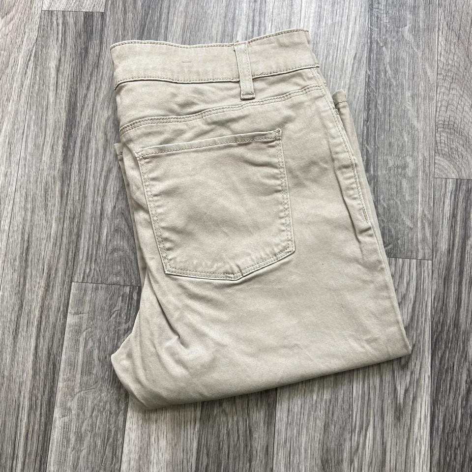 BUFFALO Samuella Mid Rise Flat Front Tan Bermuda Shorts Women's Size 4 / 27 - Image 1 of 4