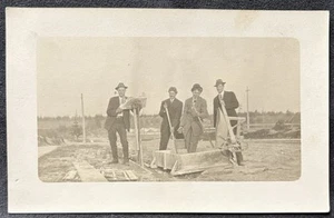 RPPC ECHTFOTO POSTKARTE 4 MÄNNER AUF BAUSTELLE GEBEN VOR BETON zu gießen - Bild 1 von 3