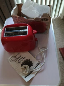 LLOYTRON RED 2 SLICE TOASTER 700W MODEL E2010RD. NEW BUT WITH SLIGHT SCUFF MARKS - Picture 1 of 14