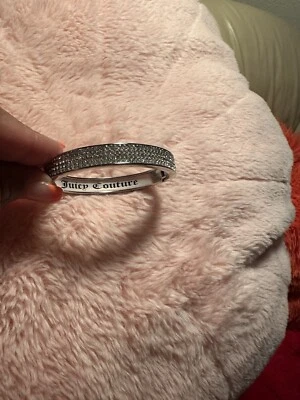 Brazalete Brazalete Juicy Couture Pave’ Estrás Bisagras Tono Plateado Rosa Logo Foto 1 de 4