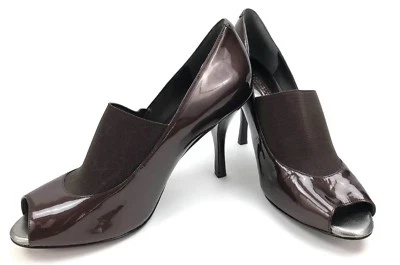 Tacones de aguja Banana Republic Layla 8M punta abierta charol elástico marrón Foto 1 de 4