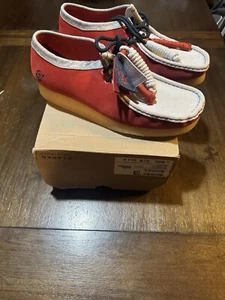 NEW CLARKS ORIGINAL WALLABEE VCY LOW LIMITED EDITION VARSITY RED OFF WHITE SHOES - Picture 1 of 11