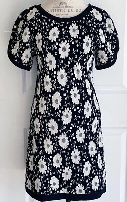 14C CHANEL  BLACK ECRU FLORAL CC LOGO JACQUARD KNIT SHORT SLEEVE DRESS 38 - Image 1 of 4