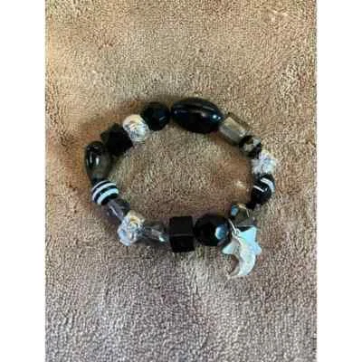 Pulsera elástica de cuentas de vidrio mezclado negro/blanco con acento plateado y nácar Foto 1 de 2