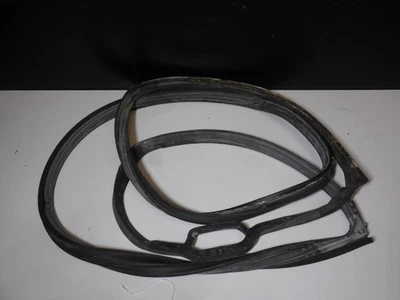 Tira de sellado de carrocería de goma para puerta trasera izquierda 2017300778 84-93 Mercedes W201 190D 190E Foto 1 de 4