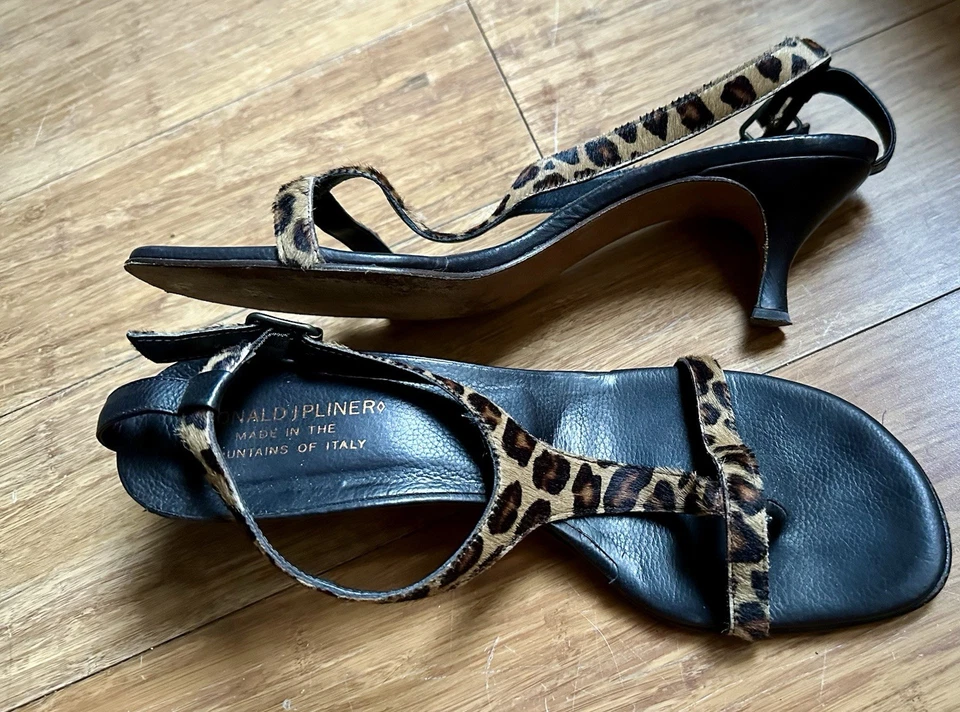 Sandalia en muy buen estado Donald Pliner 10N Hecha en Italia Tacón de Gatito Pelo de becerro Estampado de Leopardo Foto 1 de 3