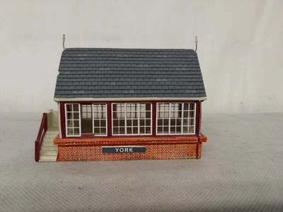 Hornby Skaledale R9634 Skale Regis Great Northern Platform Signal Box OO Gauge - Image 1 of 4