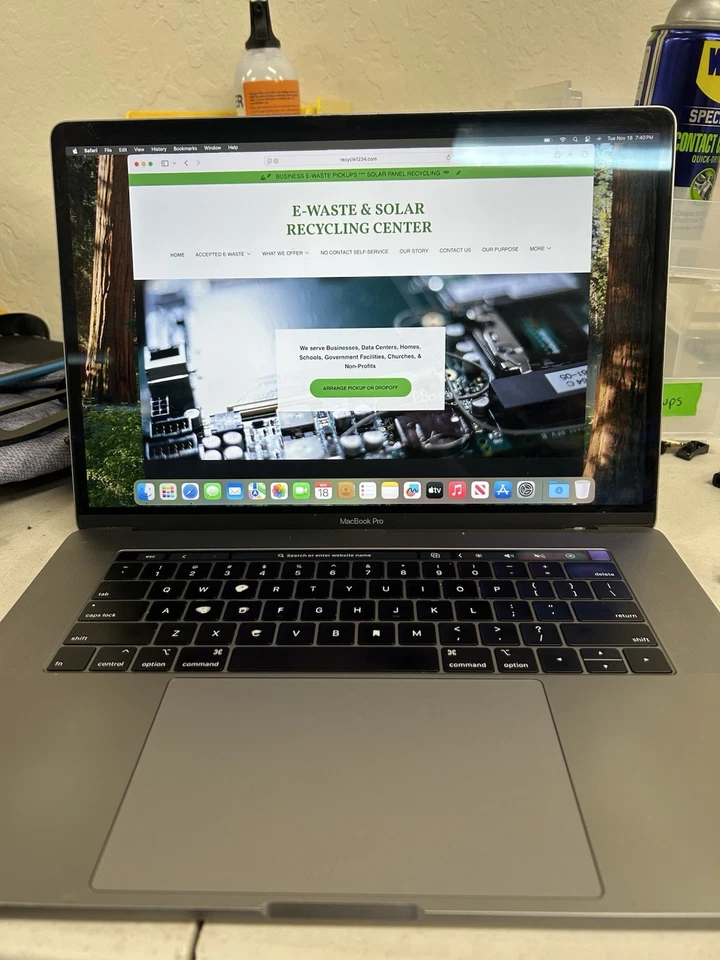 Apple MacBook Pro 2018 15” (i7 8th/2.2GHz/16GB/256gb SSD/Sequoia) READ - Image 1 of 4