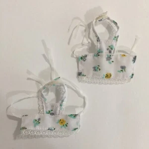 Sylvanian Families Calico Critters - 2 grembiuli da cucina bianchi con fiori - Foto 1 di 1