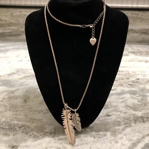 GORGEOUS SMALL CRYSTAL AND GOLD TONE FEATHER NECKLACE - Picture 1 of 13