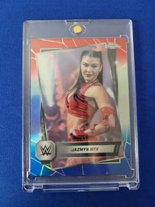 2025 Topps Chrome WWE Jazmyn Nyx 41/85 rojo blanco y azul refractor - Imagen 1 de 2