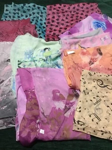 10 seidige Schals für Damen, neu, verschiedene Designs (Herzen/Blumen/Vögel/Musik) - Bild 1 von 1