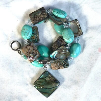 Collar Colgante Howlita Turquesa Teñida Abulón y Cuentas de Cristal Bicono Artesanal Foto 1 de 4