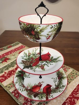 Hermoso soporte para pasteles de cardenal de Navidad de tres niveles; decoración de Navidad; galletas Foto 1 de 4