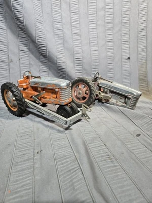 2- Tractor agrícola diecast Hubley vintage años 50 o 60 piezas o proyecto de reparación  Foto 1 de 4