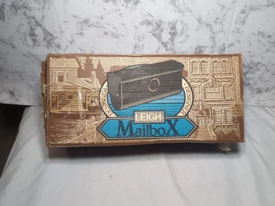 NOS NEW Leigh Parkway Mid Century Suburban Rural Mailbox 4017 Black & Gold - Image 1 of 4