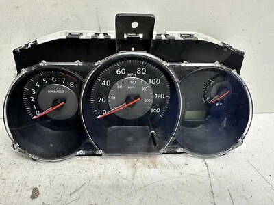2009 Nissan Versa 1.6L M/T cluster velocímetro tach medidores painel de instrumentos fabricante de equipamento original - Imagem 1 de 4