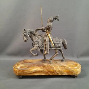 CABALLERO MEDIEVAL EN ARMADURA SOBRE CABELLO. CON PEANA EN MÁRMOL. ESCULTURA. ME - Picture 1 of 9