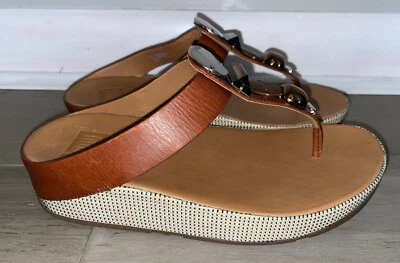 FitFlop 凉鞋女式 7 串珠休闲懒人鞋楔形丁字裤 A42-277 棕色皮革 — 第 1/4 张图片