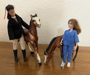 Lote de 4 rellenos clásicos de castaño de caballos Breyer, jinete inglés, veterinario retirados vintage - Imagen 1 de 13