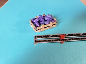 Caja de madera en miniaturas para casa de muñecas con uvas escala 1:12  - Imagen 1 de 1
