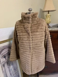 Carmen Marc Valvo Size Large Faux Fur Jacket Beige Ribbed Lined Snap Closure - Picture 1 of 10