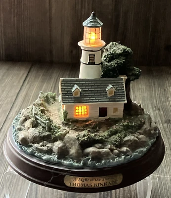 Figura Faro Thomas Kinkade "Una Luz en la Tormenta" De Colección Foto 1 de 4