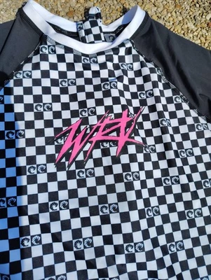 Traje de baño de surf grande para mujer WRV blanco y negro a cuadros Narly Dog graffiti nuevo con etiquetas Foto 1 de 4