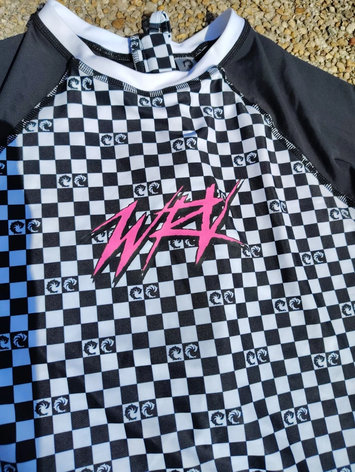 Traje de baño de surf grande para mujer WRV blanco y negro a cuadros Narly Dog graffiti nuevo con etiquetas Foto 1 de 4