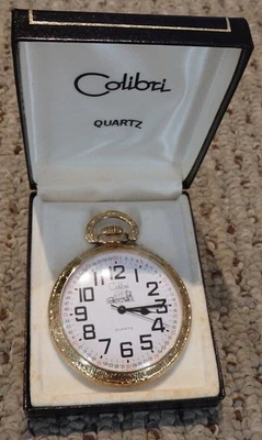 Reloj Bolsillo Colibri Cuarzo Tono Dorado con Grabado Tren Foto 1 de 4