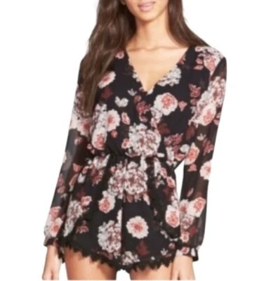 Mameluco de encaje floral manga larga ASTR The Label talla XS Foto 1 de 4