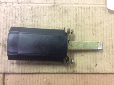 86 87 88 89 90 91 Mercedes Benz 420SEL Passenger Side Door Resistor Pull Bracket - Image 1 of 3