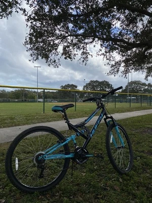 Bicicleta de montaña Huffy Trail Runner de 26 pulgadas con suspensión completa para mujer - negra Foto 1 de 3