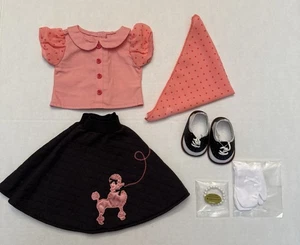 TRAJE FALDA CANICHE MARYELLEN CHICA AMERICANA CON GUANTES, PULSERA DE PERLAS, SIN CALCETINES - Imagen 1 de 12