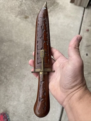 Cuchillo Daga Hoja Fija India De Colección Protector de Latón, Mango de Madera Tallada y Funda Foto 1 de 4