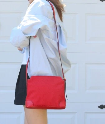 Bolso Bandolera Vintage Valentino Garavani Lona Roja Hecho en ITALIA Foto 1 de 4