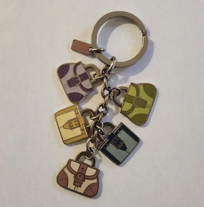 Seltener Coach Schlüsselanhänger Taschenanhänger mit Emaille Handtaschen & Emaille Coach Anhänger LESEN - Bild 1 von 7