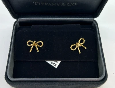 Aretes con lazo torcido de oro amarillo de 18 k de Tiffany & Co. Foto 1 de 4