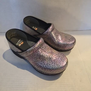 Dansko XP20 Lacey Nurse Clogs Pantoletten irisierend geblümt Gr. 39 Slipper lila - Bild 1 von 9