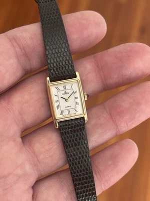 💙 Nuevo de Lote Antiguo Precioso Reloj Tanque Cuarzo Chapado en Oro Años 80 LORUS | SEIKO Foto 1 de 4