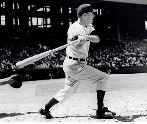 1953 Foto original de los Indios de Cleveland Dale Mitchell columpios al bate en acción del juego - Imagen 1 de 2
