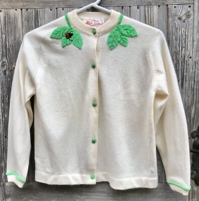 Cárdigan de cachemira de terciopelo crema para dama de los años 50 de Polly Watson Foto 1 de 4