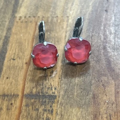 Pendientes de clip Sabika tono plata piedras rojas medianas Foto 1 de 3