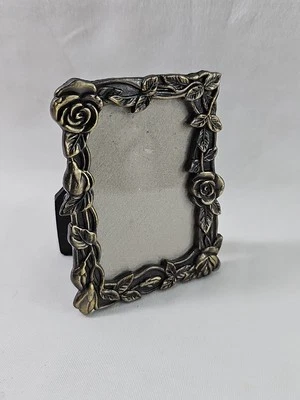 Mini marco de fotos antiguo en tono latón The Weston Gallery Roses 2,5" x 3,5" Foto 1 de 4