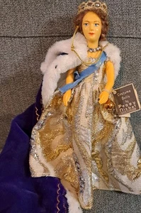 Vintage Peggy Nisbet Puppe Queen Elizabeth II im Staatsgewand Made in England - Bild 1 von 5